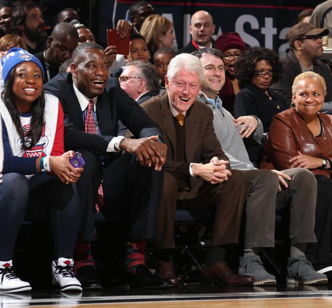 L’ex presidente Usa Bill Clinton se la ride vicino a una delle leggende del basket americano, Dikembe Mutombo.